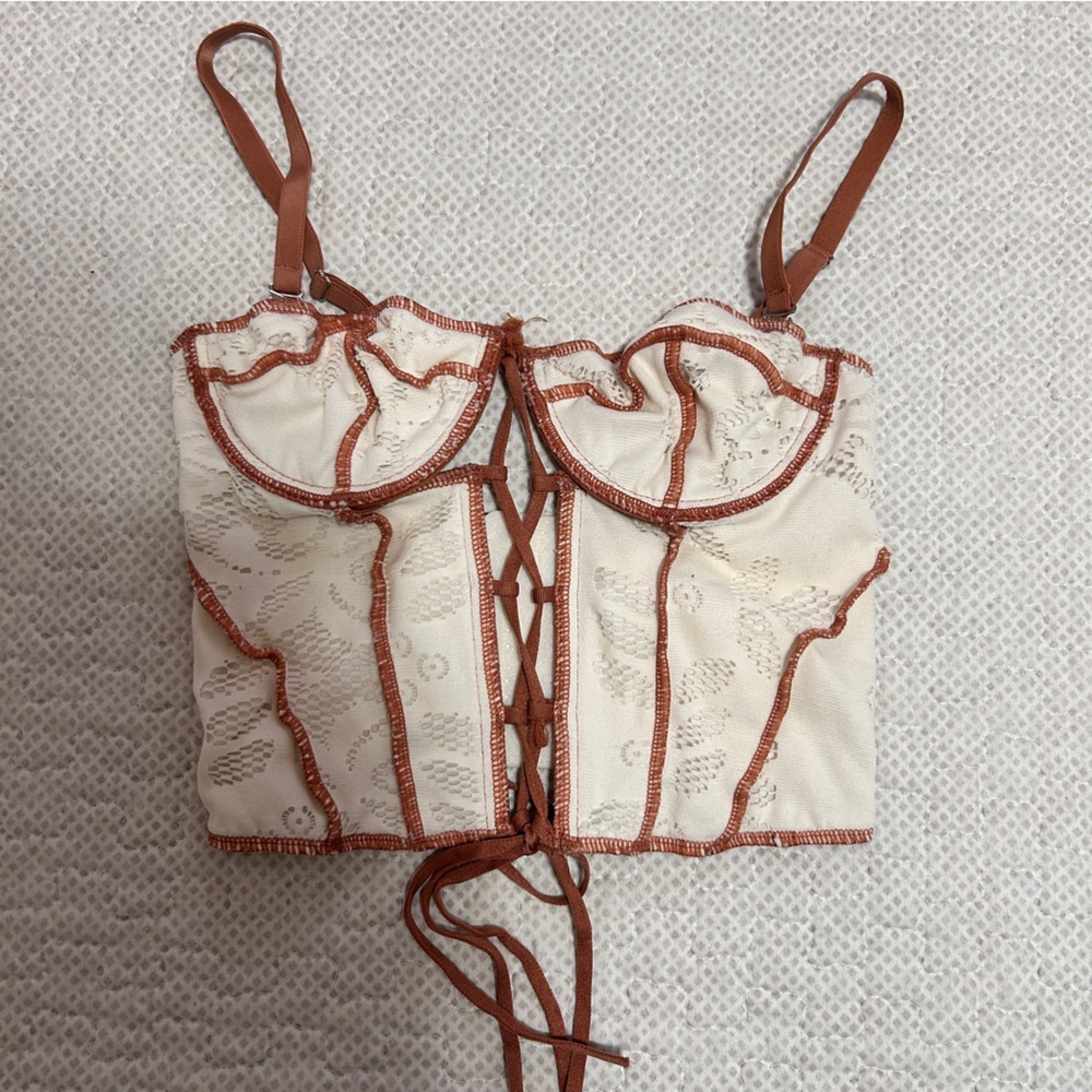 Out From Under Amour Lace Lace-Up Corset - Picture 3 of 6